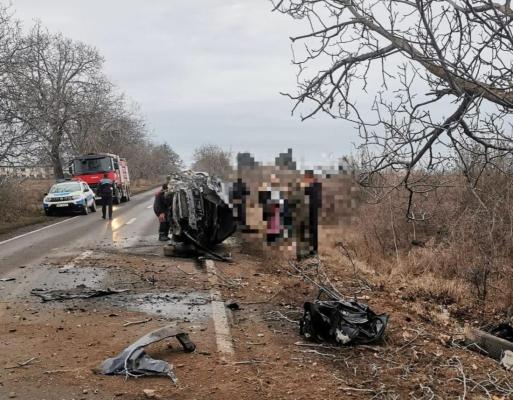 O ucraineancă și-a făcut praf mașina după ce a intrat în copac