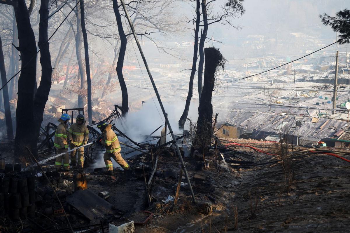 Coreea de Sud: 500 de persoane evacuate si 60 de locuinte distruse dupa izbucnirea unui incendiu la Seul