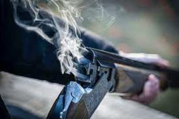 Un tânăr şi-a împuşcat accidental bunicul cu o armă de vânătoare deţinută ilegal