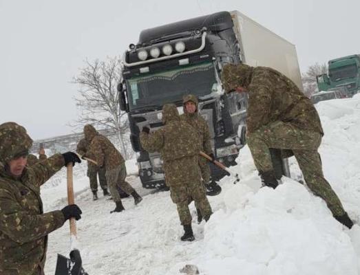 MApN: 50 de militari deszăpezesc mașinile blocate pe drumurile din țară