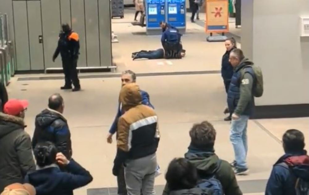 Atac cu cutit, intr-o statie de metrou din Bruxelles. Agresorul a fost arestat
