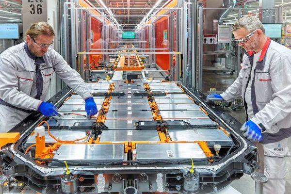 Are loc o bătălie internațională pentru fabricile de baterii 