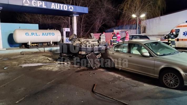 Pericol de explozie la benzinăria de la Ovidiu, la intrarea pe A4, după ce o mașină s-a răsturnat. Video