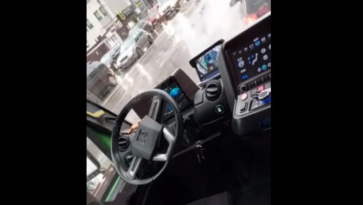 Călători uitați în autobuz, cu ușile închise, de un șofer care a plecat la cumpărături