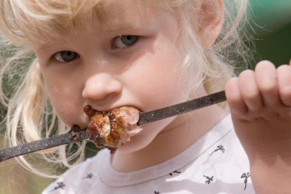 Prea multă carne strică! Excesul se traduce la copii prin obezitate mai târziu