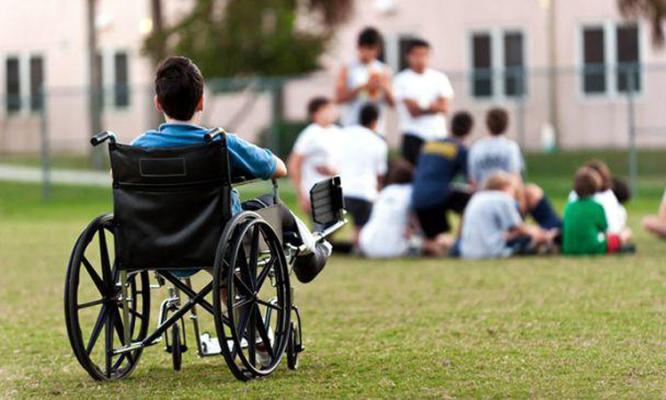 Oamenii cu handicap sunt disperați. Guvernul le taie indemnizațiile