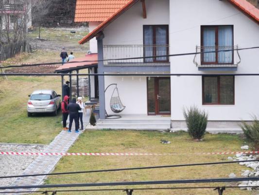 Un pompier și soția lui au fost găsiți morți în casă
