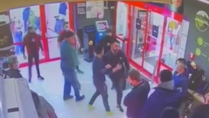 Agent de pază amenințat cu un briceag într-un supermarket
