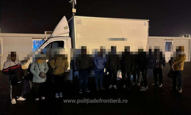 44 de cetăţeni străini ascunși în trei mijloace de transport, depistați de polițiștii de frontieră 