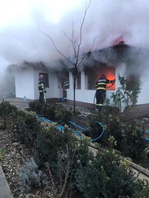 Casă în flăcări, în localitatea Roșiori