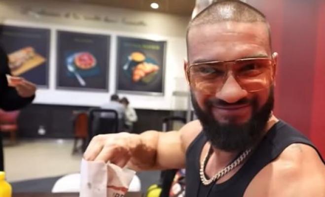 Dorian Popa, deranjat de o femeie care l-a rugat să-i schimbe bani în aeroport Video