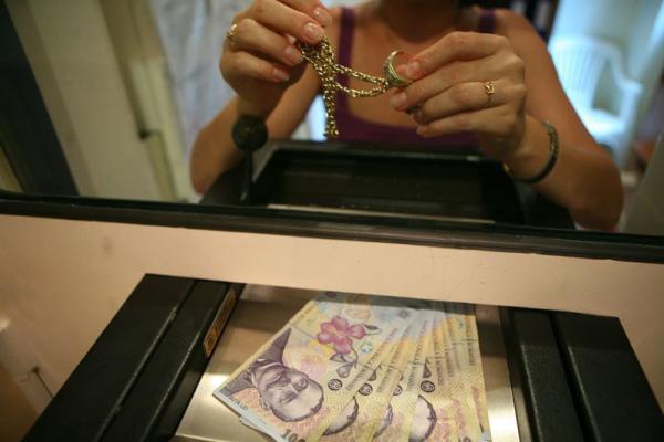 O casieră de la amanet a furat bani și aur din gestiune, chiar în prima zi de muncă