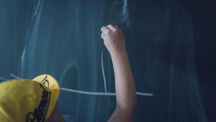 Elev de 7 ani bătut cu băţul de învățătorul de 61 de ani la palme pentru că nu a știut tabla înmulțirii
