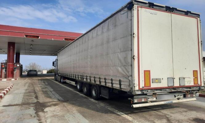 Șofer de tir depistat în timp ce tracta o semi-remorcă neînmatriculată