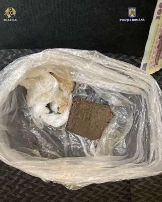 Femeie prinsă în flagrant delict, în timp ce comercializa peste un kilogram de haşiş