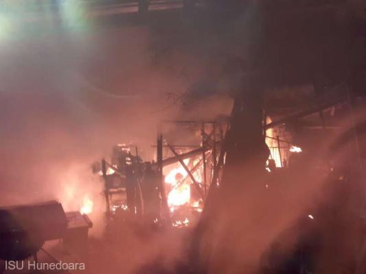  O gospodărie a fost distrusă de un incendiu