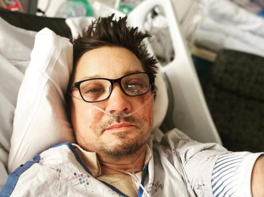 Jeremy Renner a postat prima poză de pe patul de spital