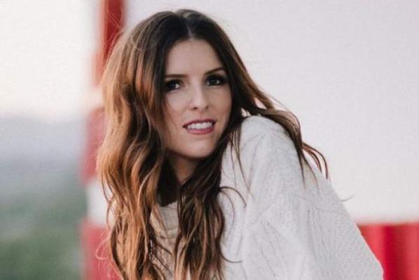 Anna Kendrick, înșelată de fostul iubit timp de un an