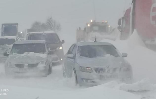 Cum trebuie să procedați dacă rămâneți blocat în zăpadă cu mașina