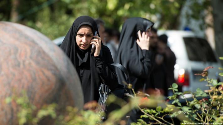 Iranul ia măsuri aspre: femeile trebuie să poarte hijabul inclusiv în interiorul mașinilor