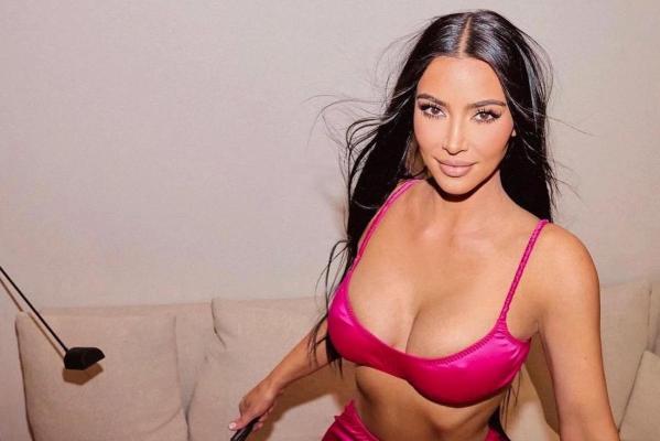 Kim Kardashian a achiziționat un colier emblematic cu cruce purtat anterior de Prințesa Diana