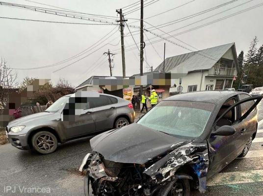 Accident grav la Dumbrăveni, în Vrancea. O ambulanţă care transporta o pacientă a fost izbită în plin de un autoturism