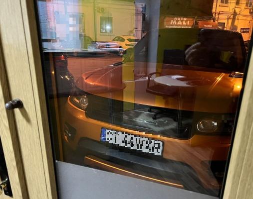 Un șofer a vrut să-și parcheze SUV-ul într-un magazin de pe Atelierelor... dar n-a putut să intre!