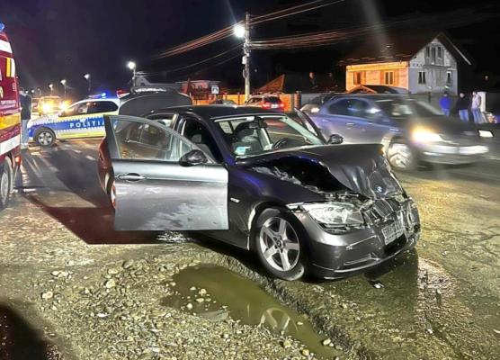 Doi polițiști au ajuns la spital, după ce mașina în care se aflau a fost lovită de un BMW