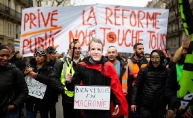Macron și-a pus poporul în cap: Guvernul a adoptat reforma pensiilor în ciuda protestelor