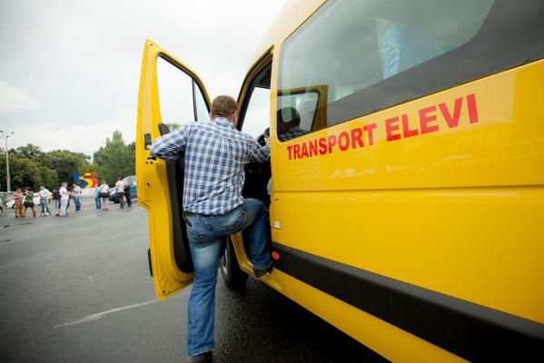 Un bărbat a furat un microbuz școlar, iar, după ce s-a plictisit de plimbare, l-a abandonat cu cheile în contact