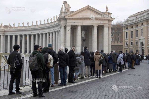 Mii de credincioşi s-au adunat la Vatican pentru a-i aduce un ultim omagiu fostului papă Benedict al XVI-lea
