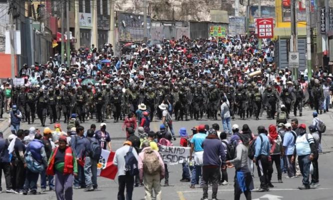Mii de protestatari au mărşăluit în Lima pentru a cere demisia noii şefe a statului