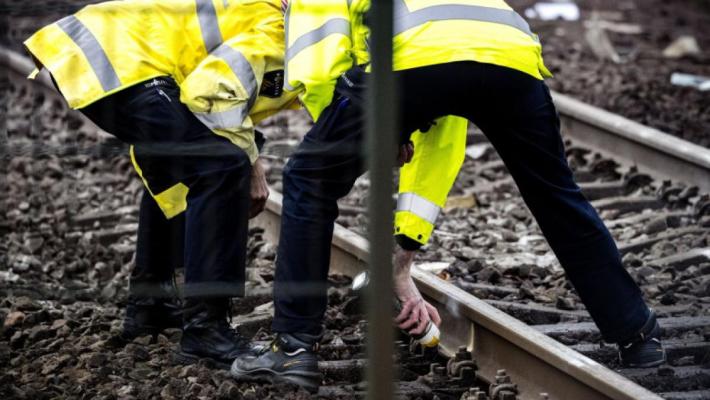Un tânăr și-a bătut iubita și apoi a murit lovit de tren 