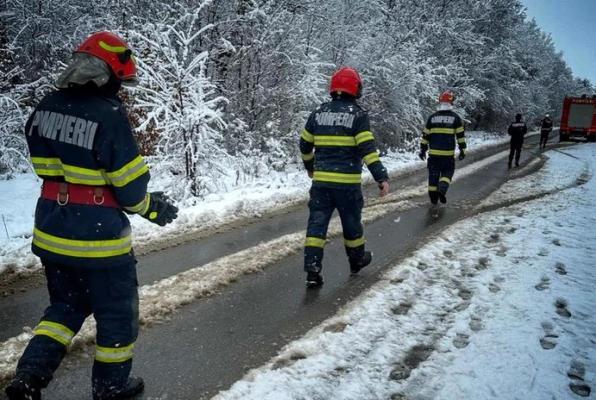 Misiuni ale pompierilor în 60 de localități puternic afectate de vremea severă