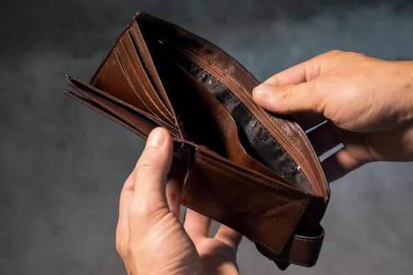 Românii o duc din ce în ce mai greu cu banii: 4 din 10 nu pot acoperi cheltuielile neprevăzute