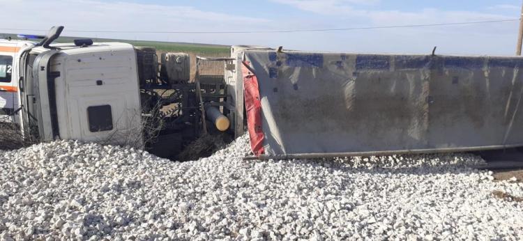 Un TIR încărcat cu piatră s-a răsturnat între Siliștea și Țepeș Vodă 