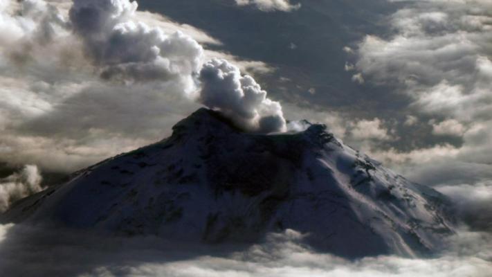 Cotopaxi, unul dintre cei mai periculoși vulcani, a erupt din nou. Video