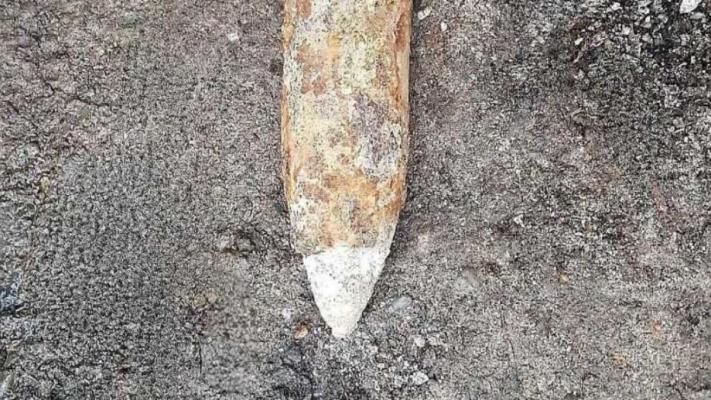 Un bărbat a dus acasă un proiectil exploziv găsit pe câmp