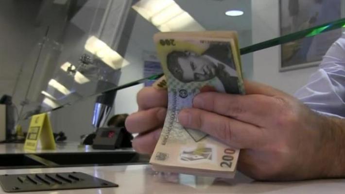 Lovitură uriașă pentru români! De luna viitoare ratele creditelor cu dobândă vor crește