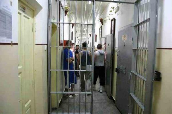 Reglare de conturi între pușcăriași: și-a înjunghiat rivalul cu o coadă de lingură
