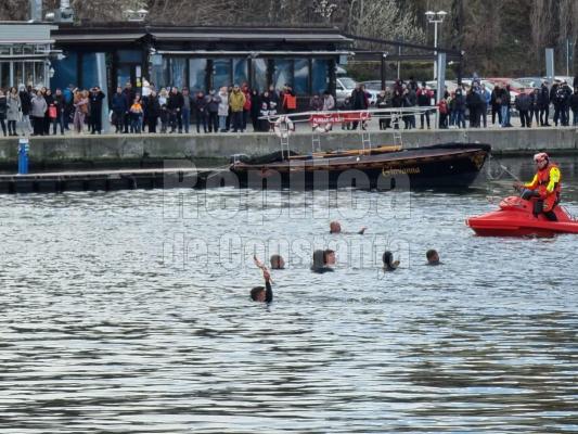 Teodosie a aruncat crucile! Cine sunt curajoșii care au sărit în apă!  Video