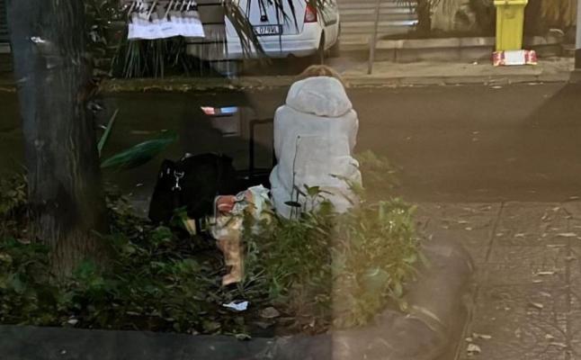 Povestea din spatele unei imagini care a emoţionat Italia. Ce secret ascundea de fapt românca dată afară din casă înainte de Revelion