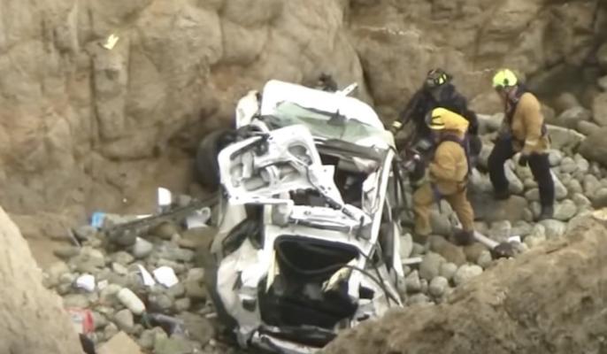 Un șofer a încercat să își ucidă familia sărind cu mașina într-o prăpastie