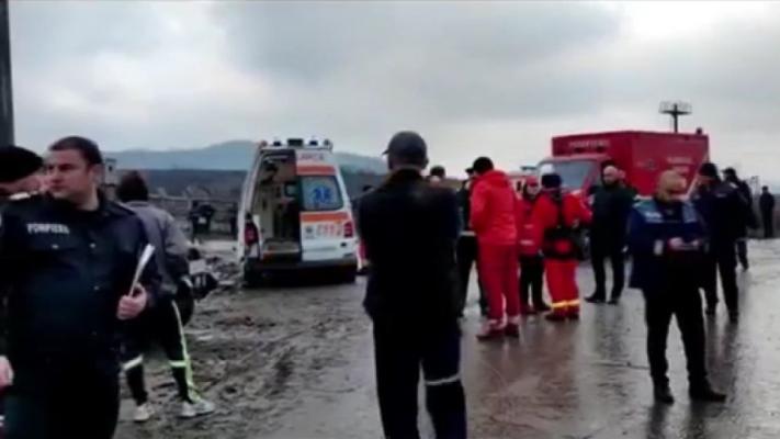 Trei mineri au murit și alți zece au ajuns la spital, după ce vehiculul în care se aflau s-a răsturnat! Video