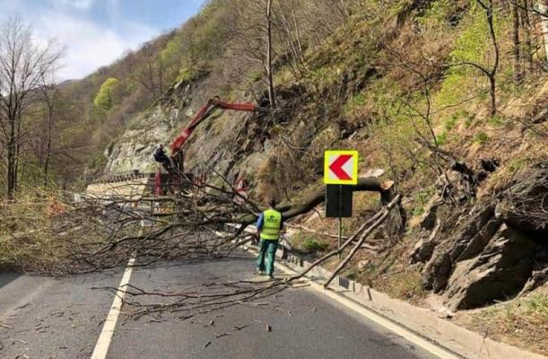 Atenție, șoferi! Trafic blocat total pe Valea Oltului. ISU Vâlcea a intervenit de urgență