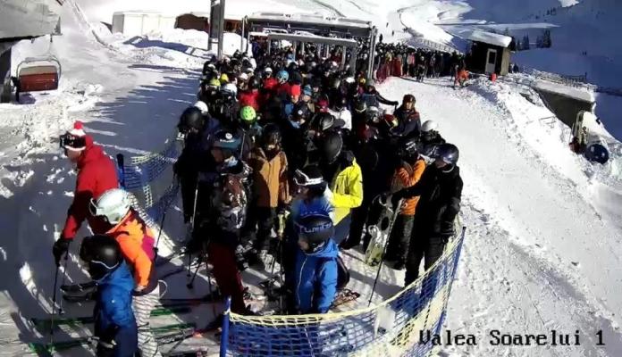 Circa 3.500 de turişti au urcat pe munte, la Sinaia; cozi la transportul pe cablu în Valea Dorului şi Valea Soarelui