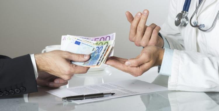 Colegiul Medicilor din România, după ce o doctoriță lua șpagă de la bolnavii de cancer: 'Medicii au salarii mari şi nu există niciun motiv'