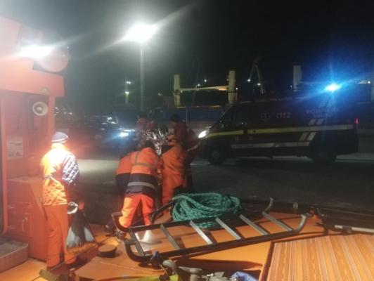 Alertă! Un bărbat a căzut în mare de pe o macara, în Dana 55