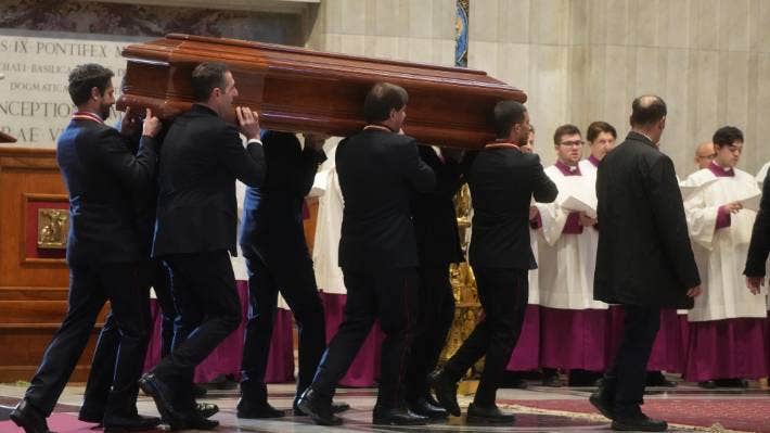 Funeraliile controversate ale cardinalului George Pell divizeaza Australia