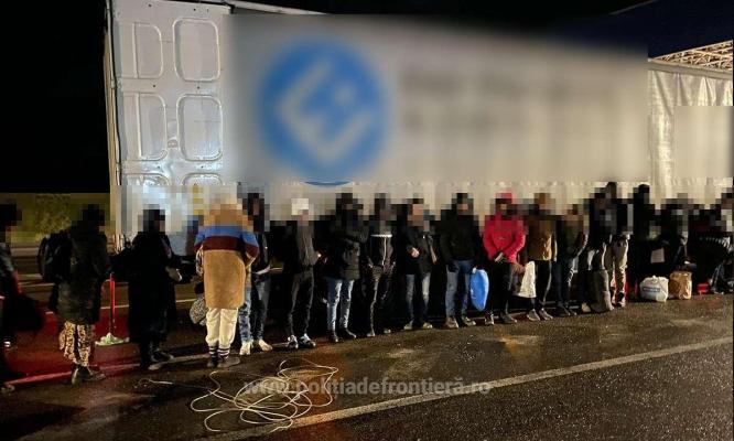 52 de cetățeni străini ascunși, depistați la Vama Nădlac